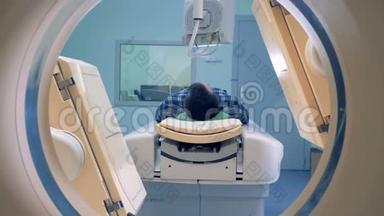 层析扫描平台.. 核磁共振扫描仪，断层扫描与病人接受医学检查。